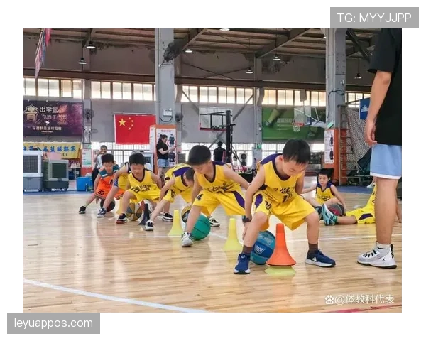 篮球场上怎么正确判定投篮动作是否犯规？